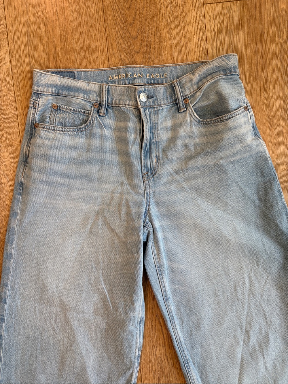 American Eagle Strigid Low-Rise Ultra Wide Leg Jeans Size 4 Light Wash - Picture 3 of 9